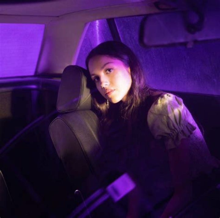 Olivia Rodrigo Breaks Records As “drivers license” Hits No. 1 On Its Sixth Week – Celeb Secrets