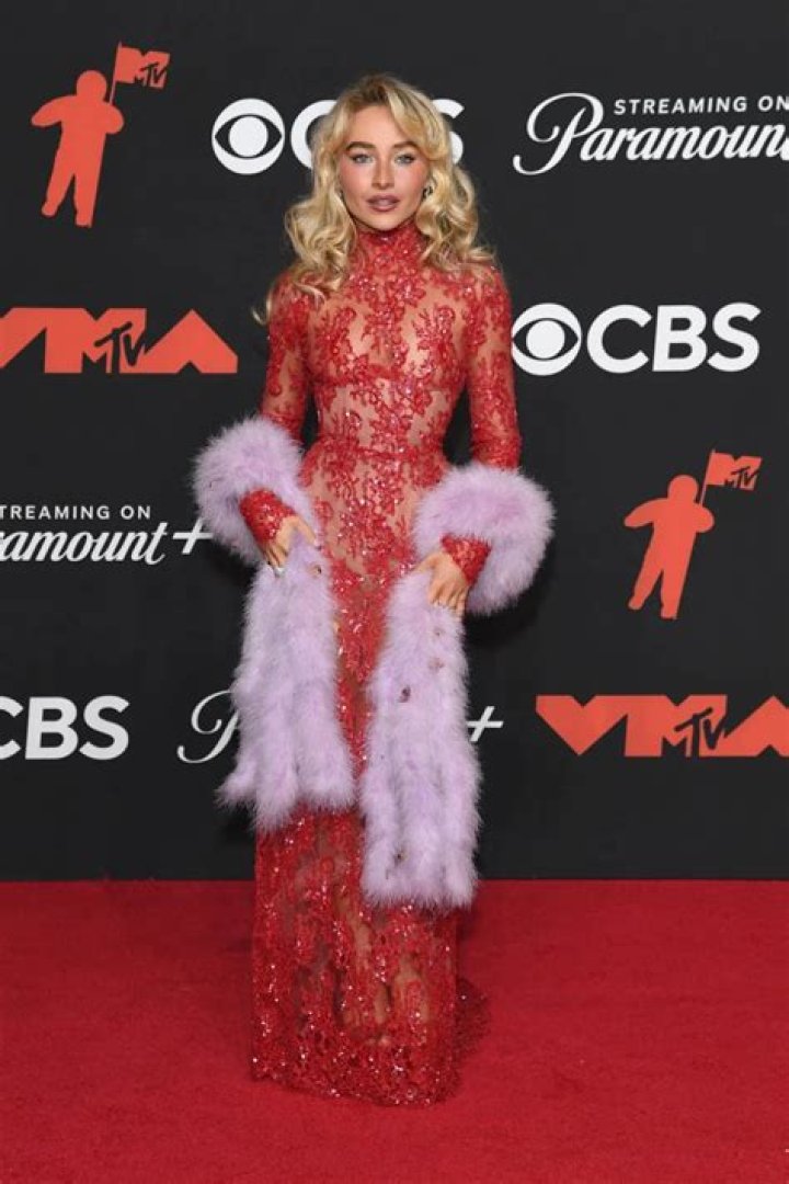 Sabrina Carpenter Performs “Feather” and “Nonsense” At VMAs’ Pre-Show Party – Watch – Celeb Secrets
